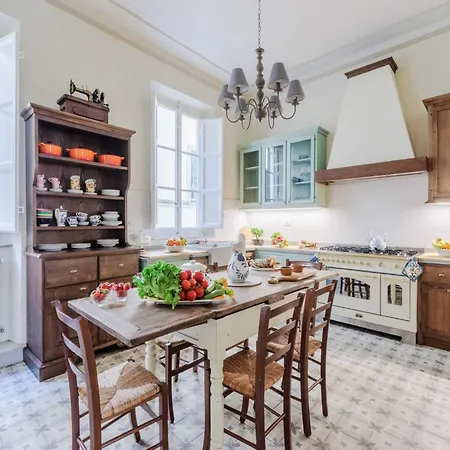 Elegant With Garden In The Heart Of 아파트 루카