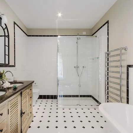 Elegant With Garden In The Heart Of *
